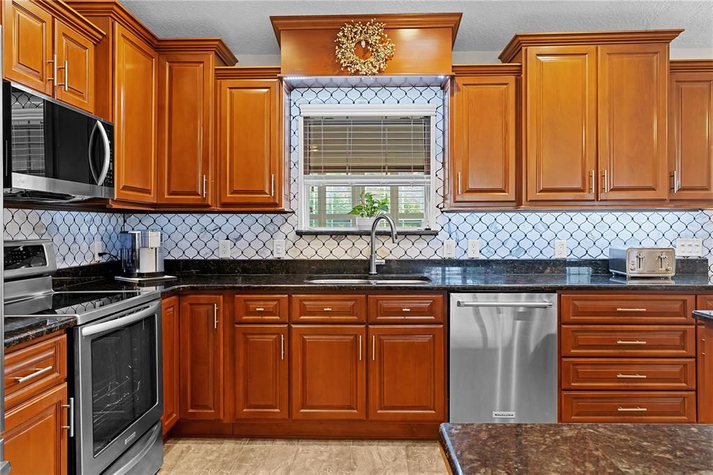 AMPLE CABINETS AND COUTER (GRANITE) SPACE