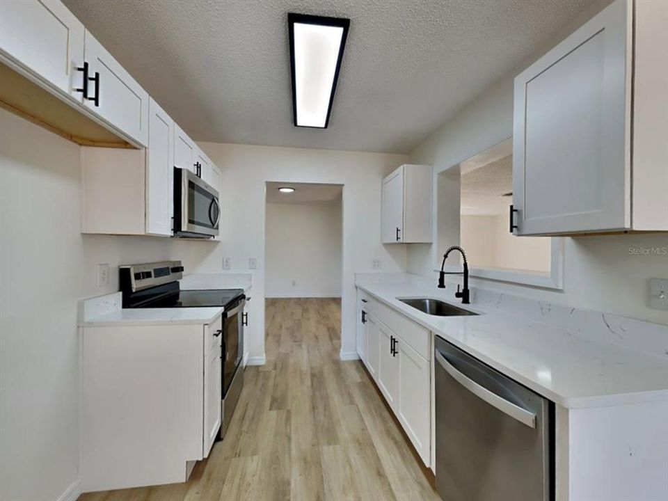 For Sale: $299,900 (2 beds, 2 baths, 1377 Square Feet)