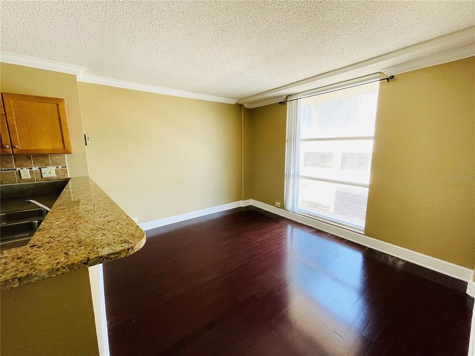 For Rent: $1,300 (1 beds, 1 baths, 554 Square Feet)