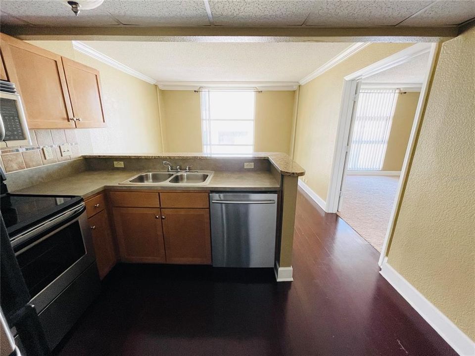 For Rent: $1,300 (1 beds, 1 baths, 554 Square Feet)