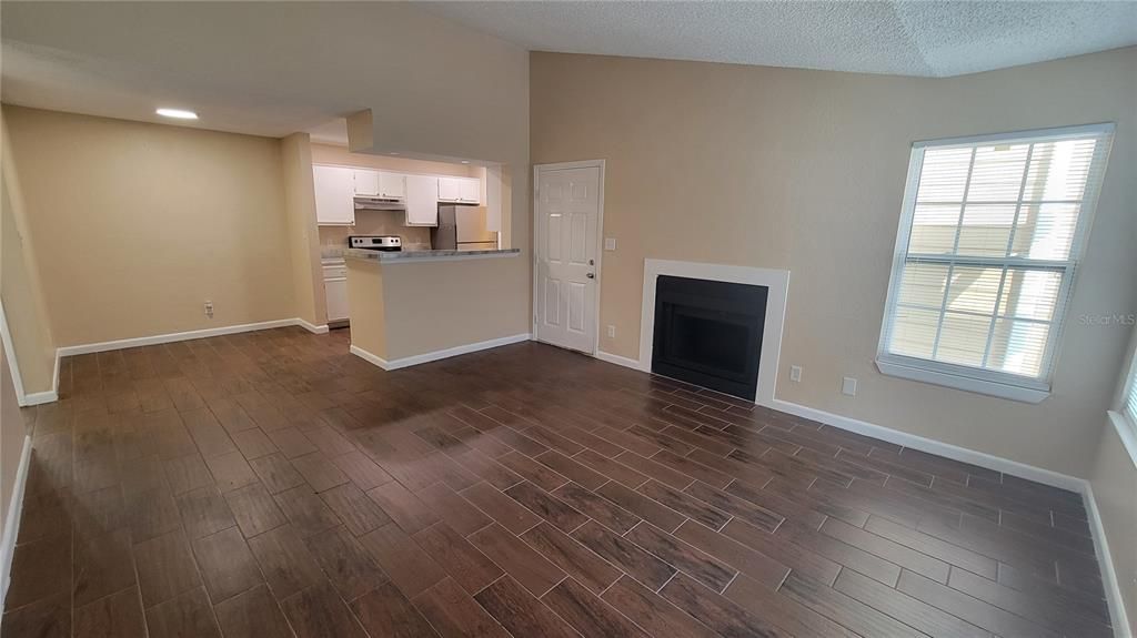 For Sale: $182,500 (2 beds, 2 baths, 935 Square Feet)