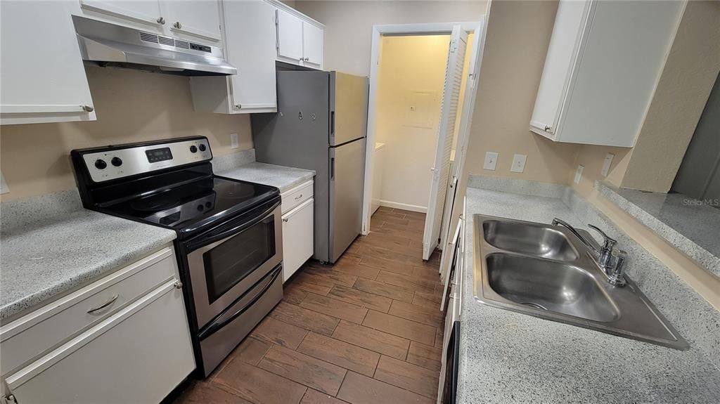 For Sale: $182,500 (2 beds, 2 baths, 935 Square Feet)