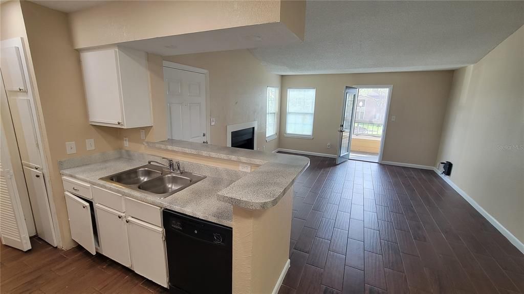 For Sale: $182,500 (2 beds, 2 baths, 935 Square Feet)