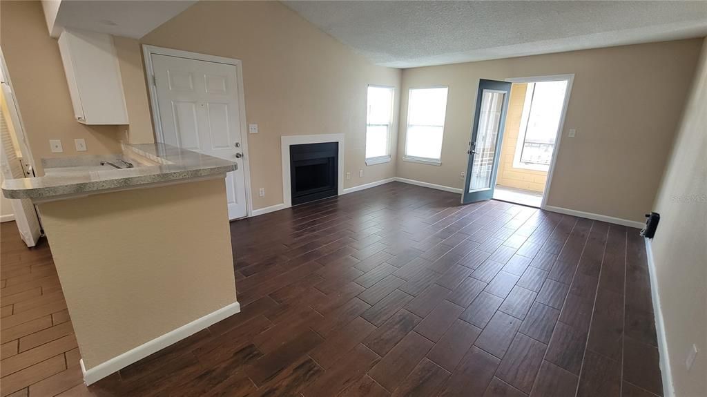 For Sale: $182,500 (2 beds, 2 baths, 935 Square Feet)