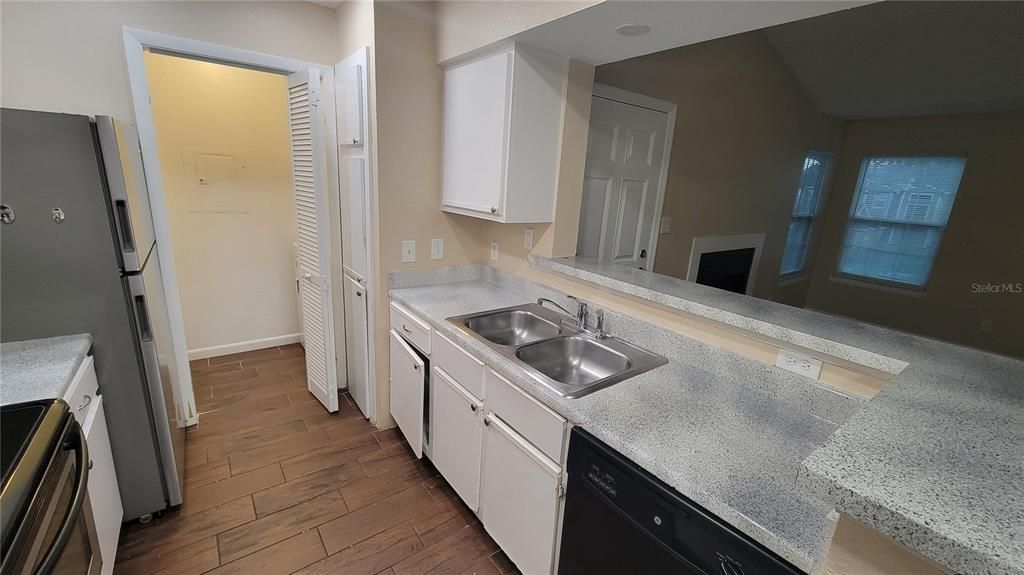 For Sale: $182,500 (2 beds, 2 baths, 935 Square Feet)