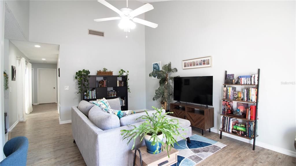 For Sale: $265,000 (2 beds, 2 baths, 1087 Square Feet)