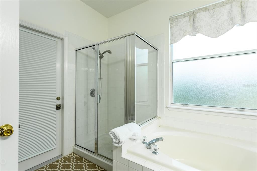 Owners Bathroom w/ soaking tub