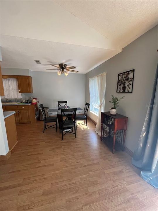 For Sale: $187,000 (2 beds, 1 baths, 1056 Square Feet)