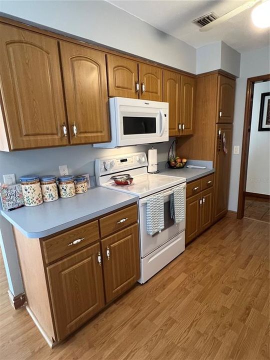 For Sale: $187,000 (2 beds, 1 baths, 1056 Square Feet)