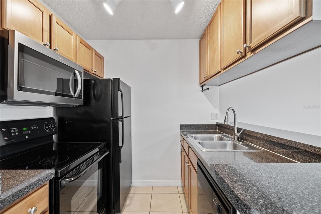 For Rent: $1,350 (1 beds, 1 baths, 612 Square Feet)