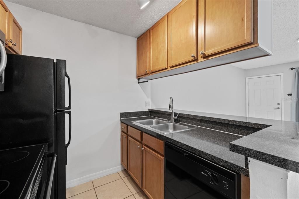 For Rent: $1,350 (1 beds, 1 baths, 612 Square Feet)