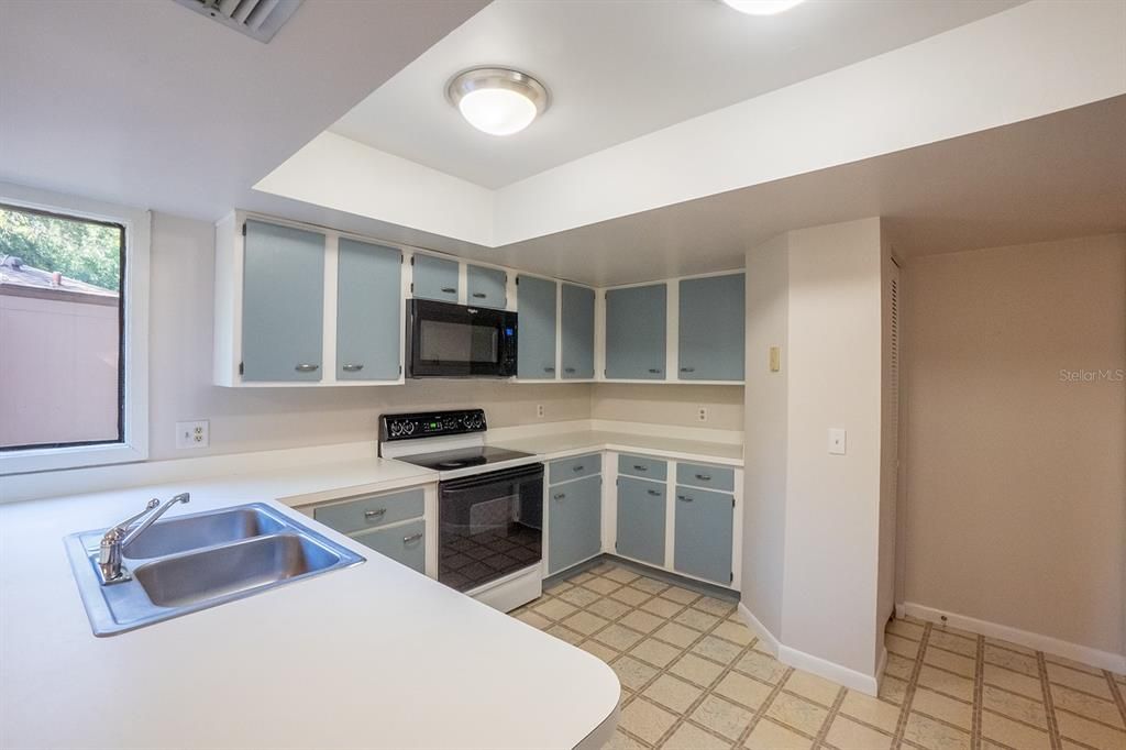 For Sale: $229,900 (2 beds, 2 baths, 1177 Square Feet)