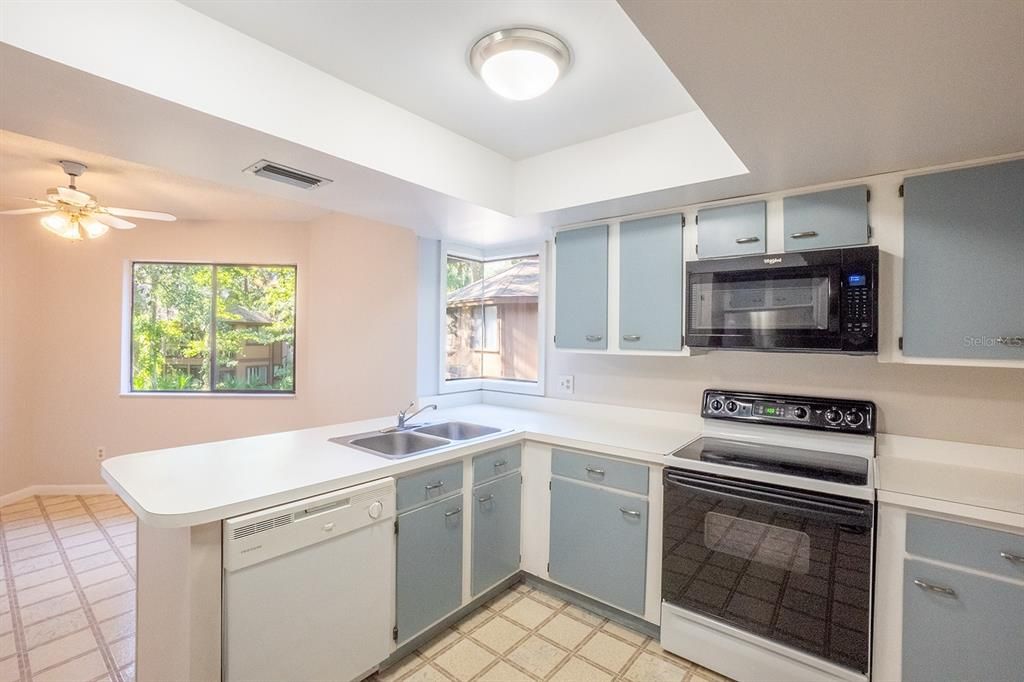 For Sale: $229,900 (2 beds, 2 baths, 1177 Square Feet)