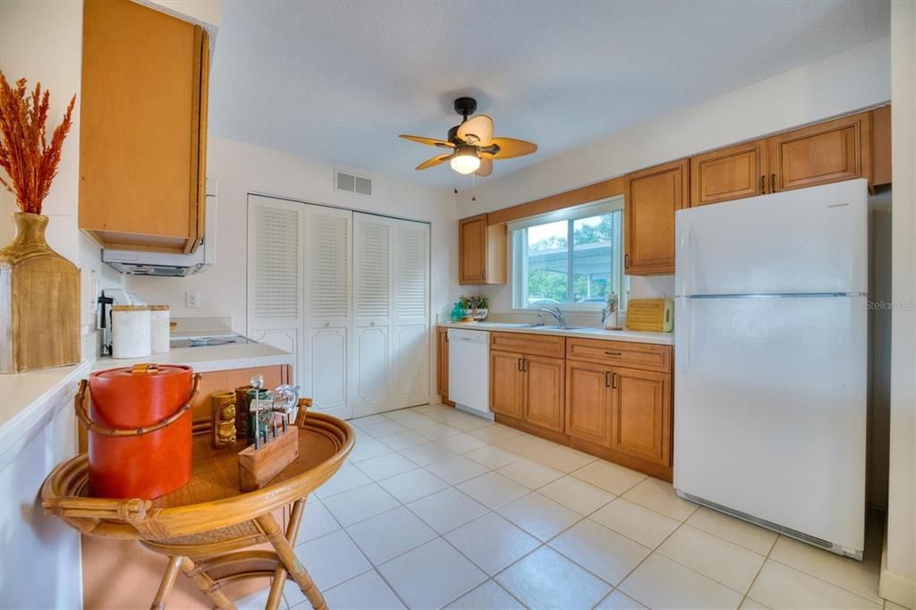 For Sale: $219,900 (2 beds, 2 baths, 1272 Square Feet)