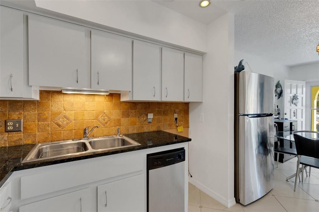 For Sale: $159,000 (1 beds, 1 baths, 780 Square Feet)