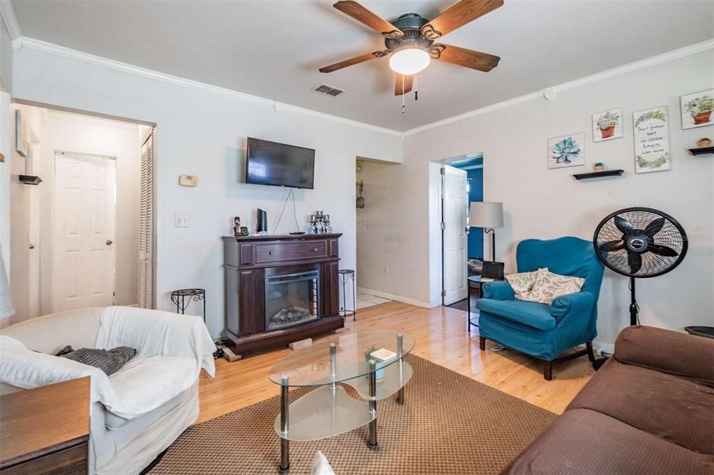 For Sale: $290,000 (2 beds, 1 baths, 910 Square Feet)