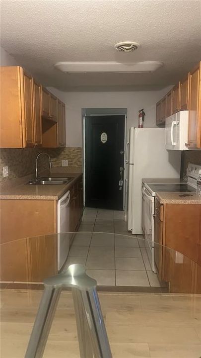 For Rent: $1,650 (2 beds, 1 baths, 881 Square Feet)