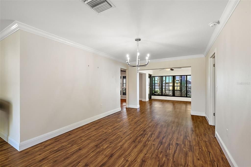 Dining room also has crown molding