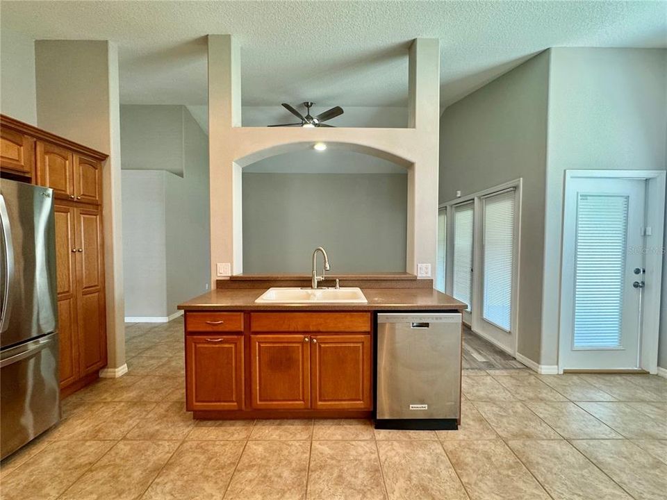 For Rent: $1,900 (3 beds, 2 baths, 1803 Square Feet)