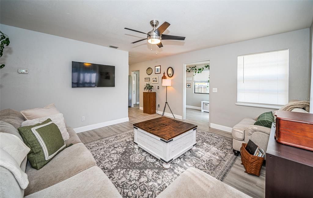 For Sale: $339,900 (2 beds, 1 baths, 816 Square Feet)