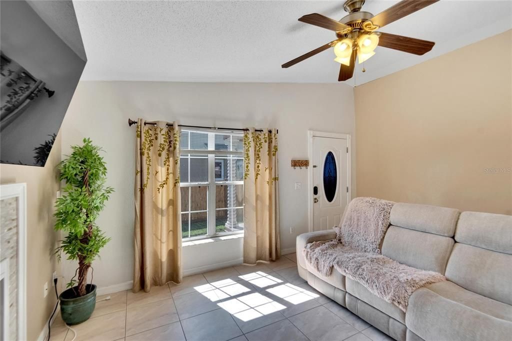 For Sale: $285,000 (2 beds, 1 baths, 1223 Square Feet)