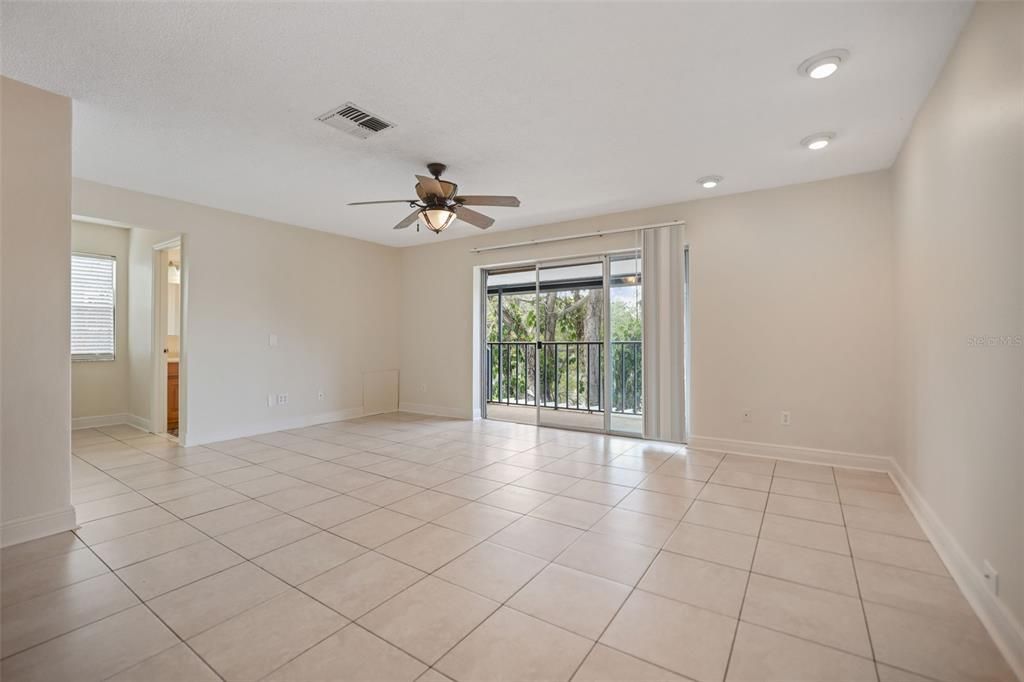 For Sale: $220,000 (2 beds, 2 baths, 1049 Square Feet)