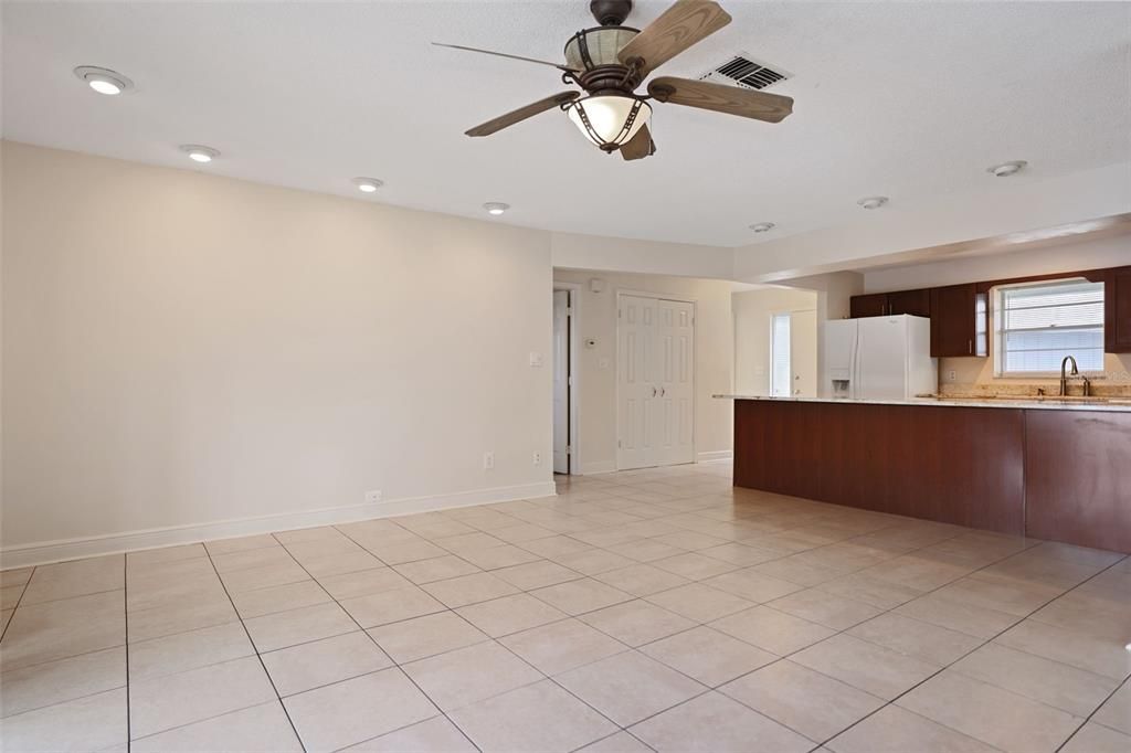 For Sale: $220,000 (2 beds, 2 baths, 1049 Square Feet)