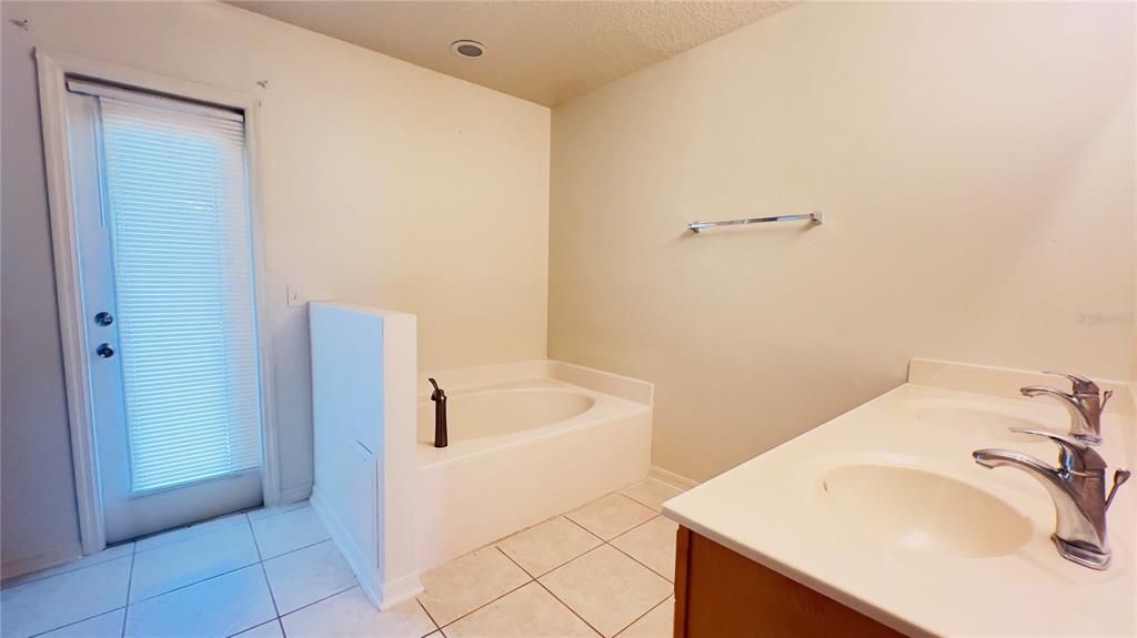 For Rent: $2,199 (4 beds, 2 baths, 2148 Square Feet)