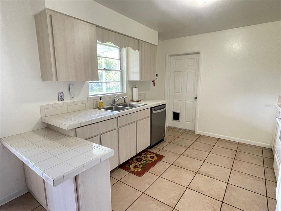 For Sale: $299,999 (2 beds, 2 baths, 1122 Square Feet)