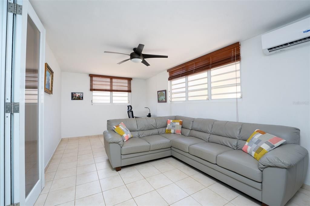 For Sale: $425,000 (4 beds, 2 baths, 2200 Square Feet)