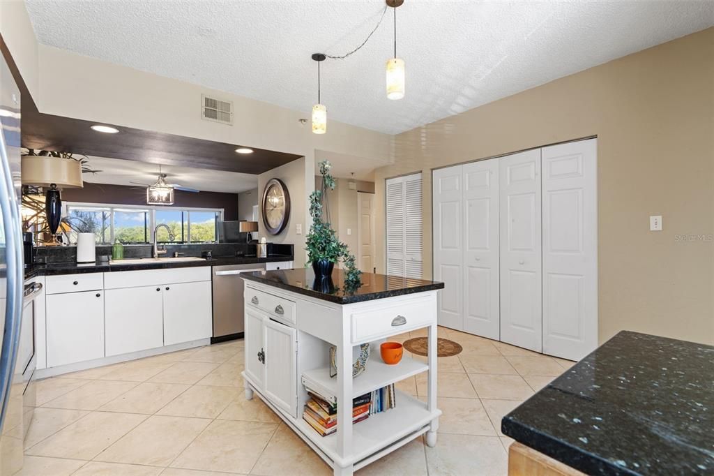 For Sale: $343,065 (2 beds, 2 baths, 1195 Square Feet)