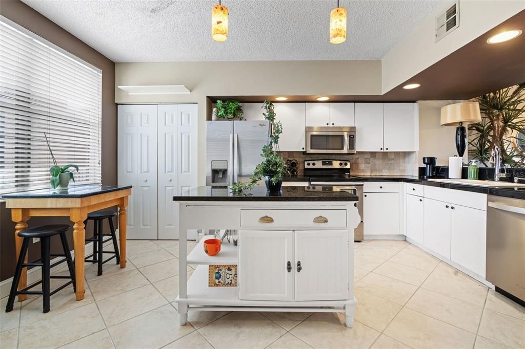 For Sale: $343,065 (2 beds, 2 baths, 1195 Square Feet)