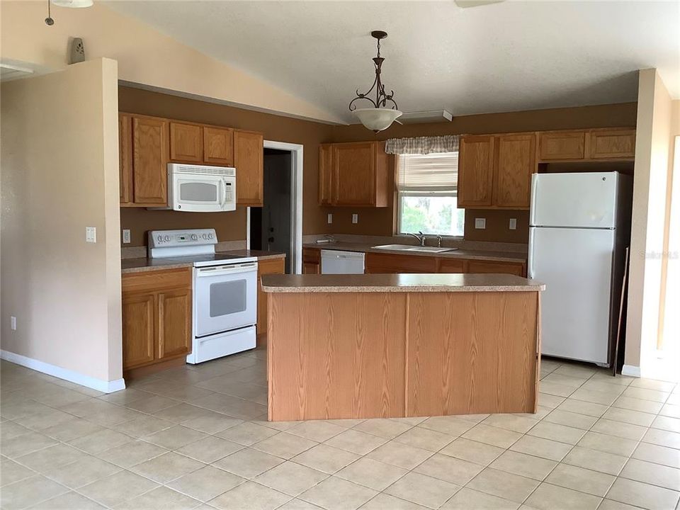 For Sale: $169,900 (2 beds, 2 baths, 864 Square Feet)