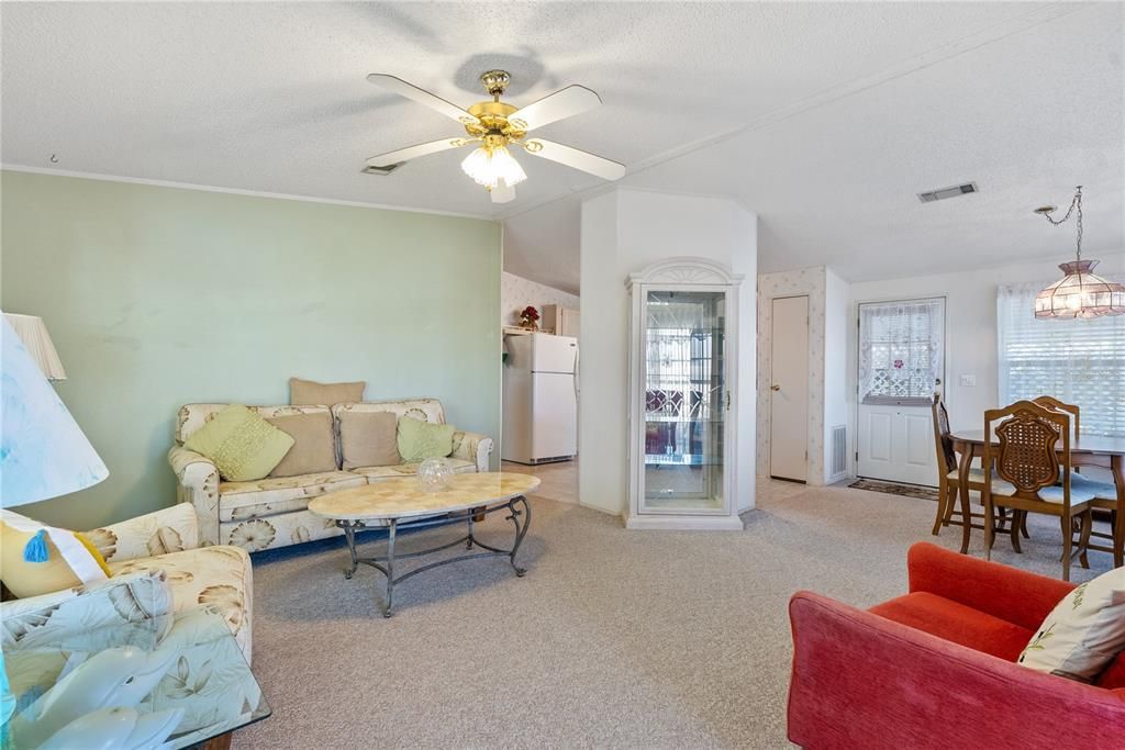 For Sale: $135,000 (2 beds, 2 baths, 864 Square Feet)