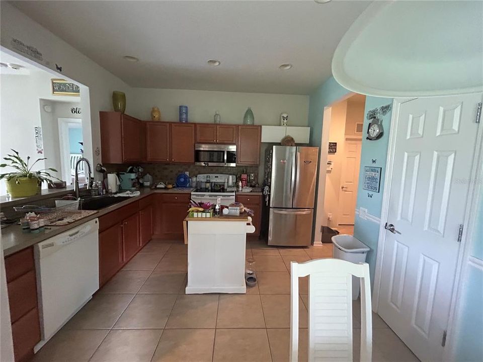 For Sale: $280,000 (3 beds, 2 baths, 1260 Square Feet)