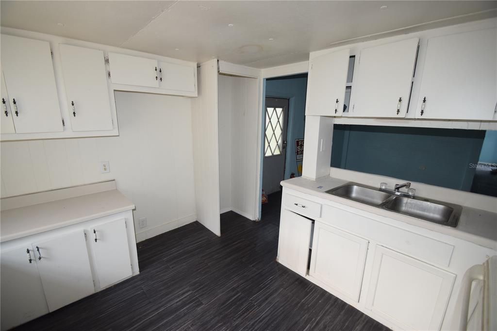 Active With Contract: $119,000 (2 beds, 1 baths, 672 Square Feet)