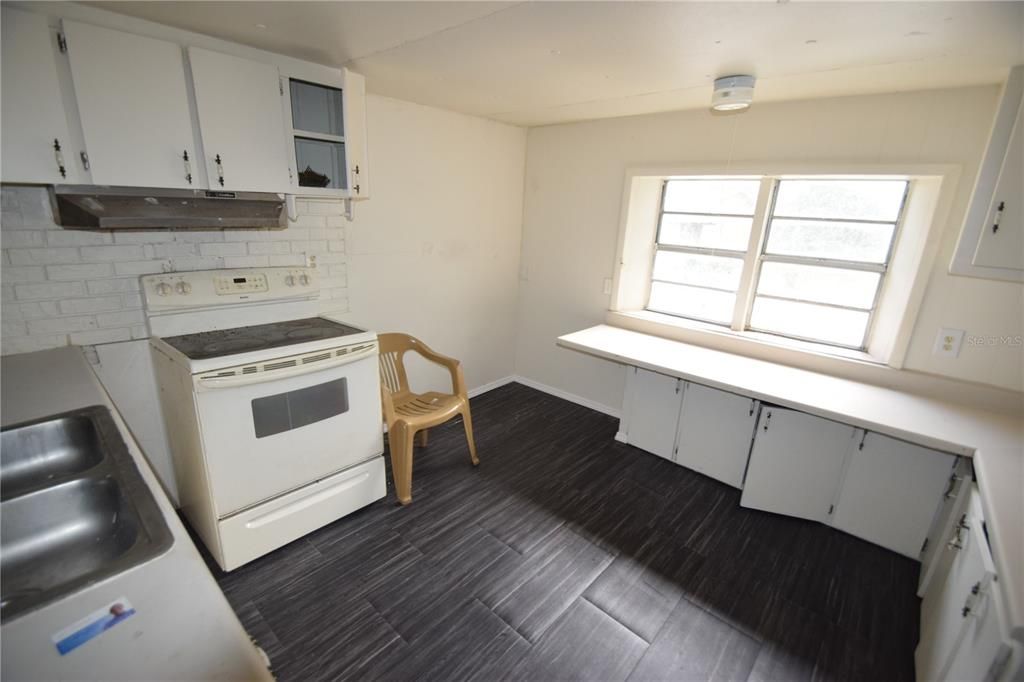 Active With Contract: $119,000 (2 beds, 1 baths, 672 Square Feet)