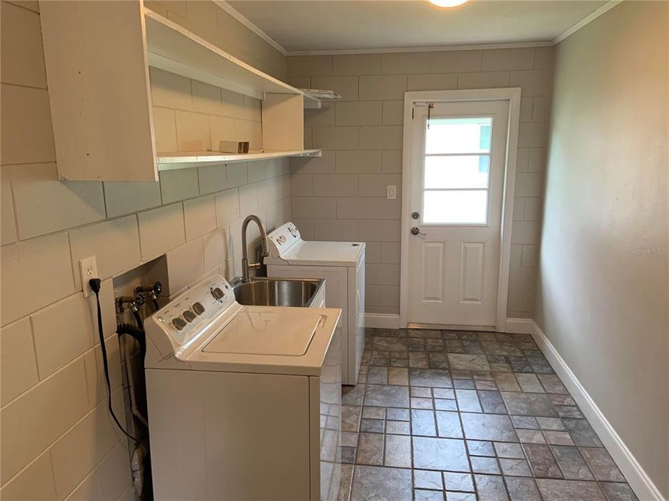 For Rent: $3,140 (3 beds, 2 baths, 1896 Square Feet)