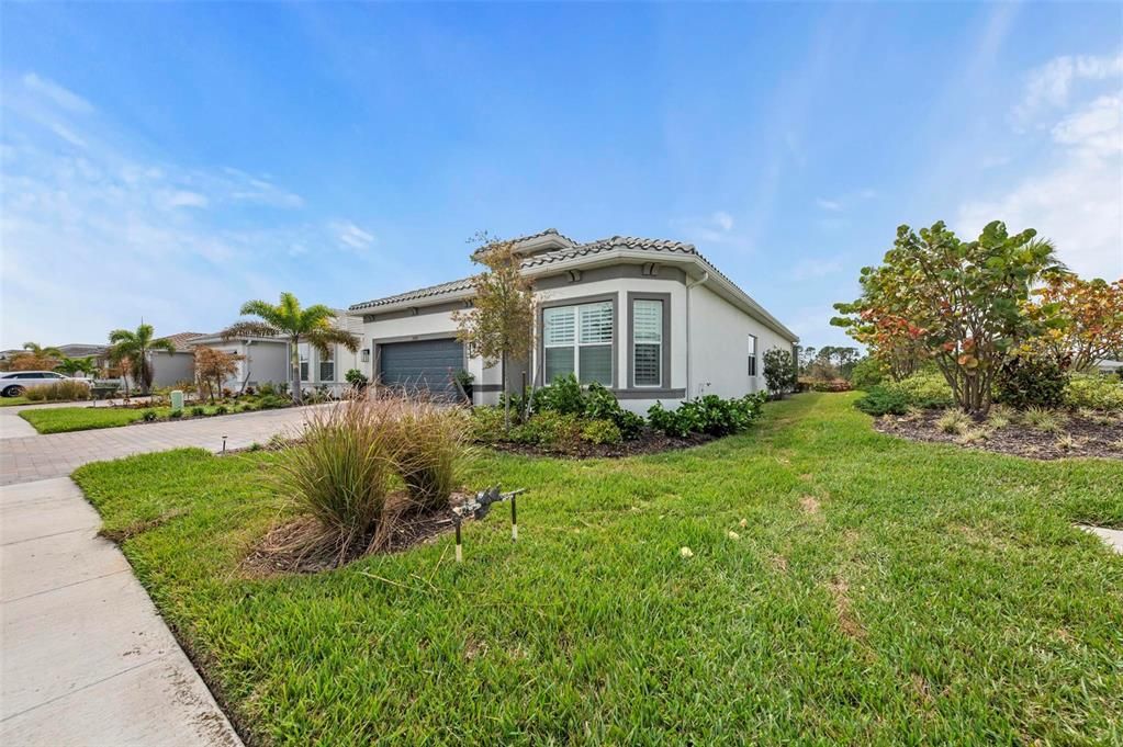 For Sale: $850,000 (3 beds, 2 baths, 2098 Square Feet)