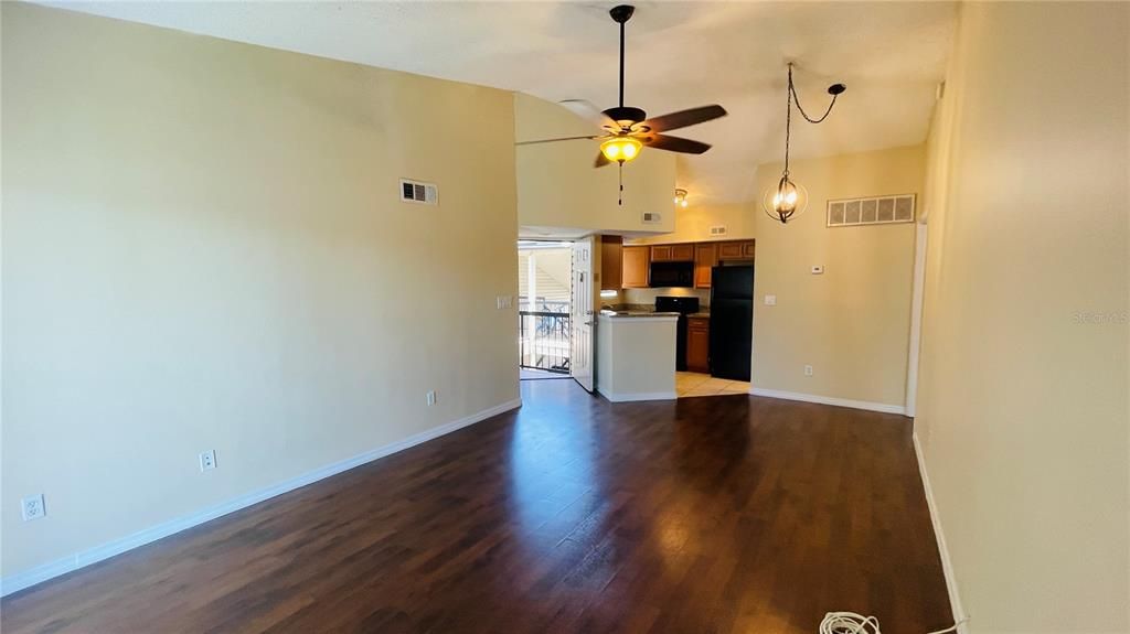 For Sale: $155,000 (2 beds, 2 baths, 864 Square Feet)