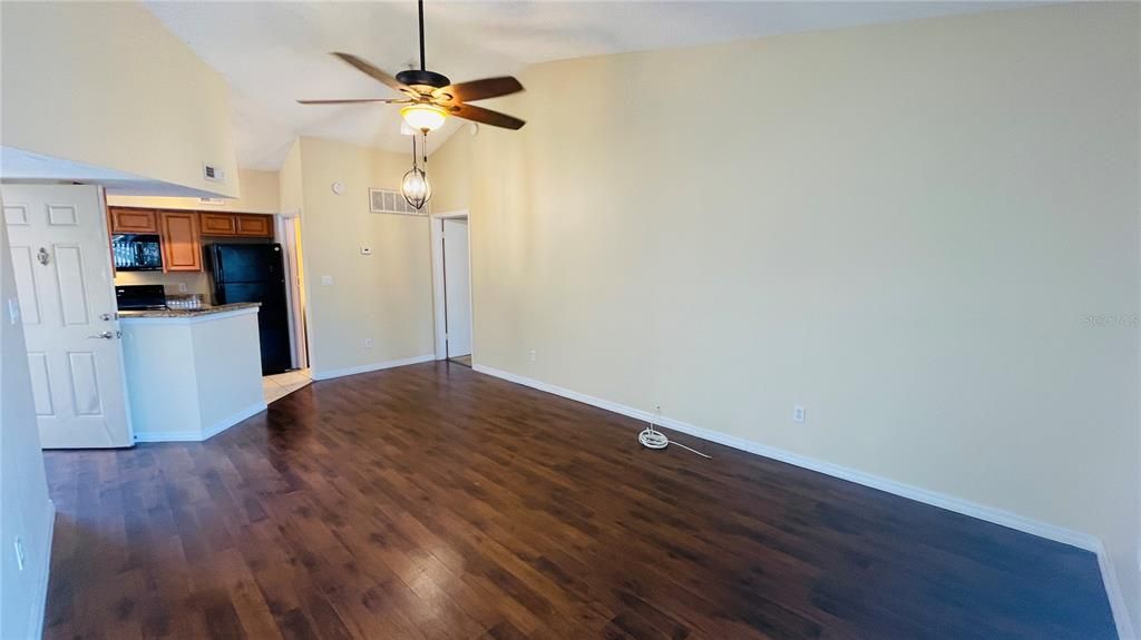 For Sale: $155,000 (2 beds, 2 baths, 864 Square Feet)