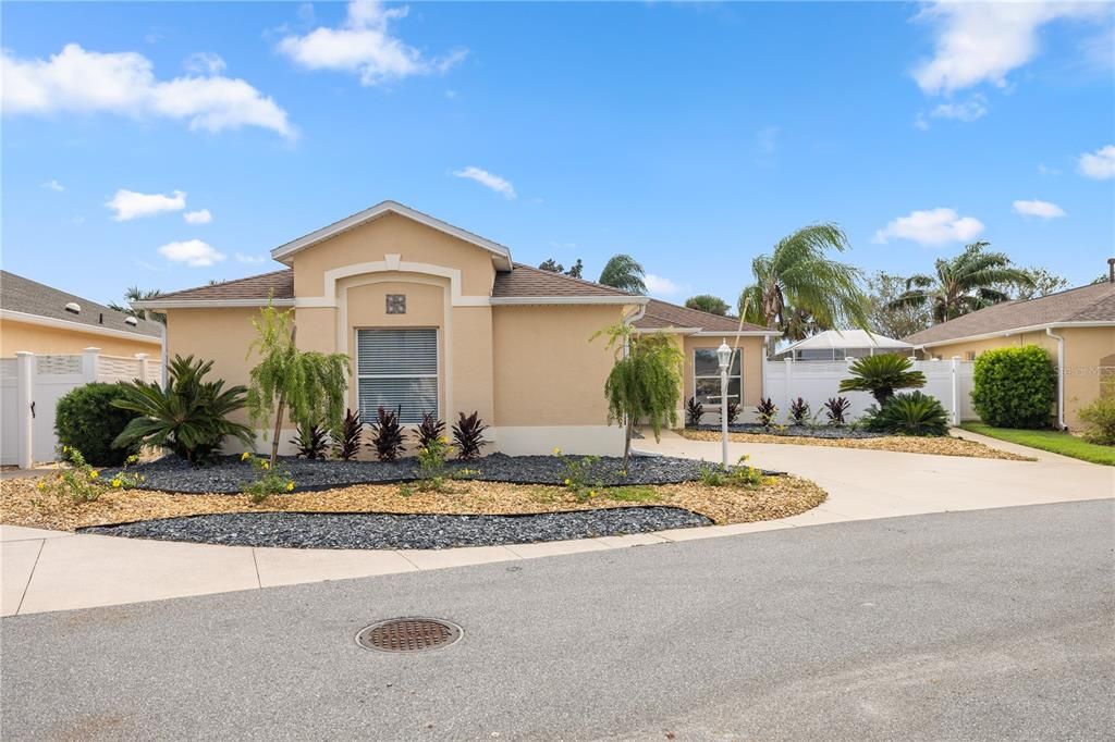 Active With Contract: $750,000 (3 beds, 2 baths, 1612 Square Feet)