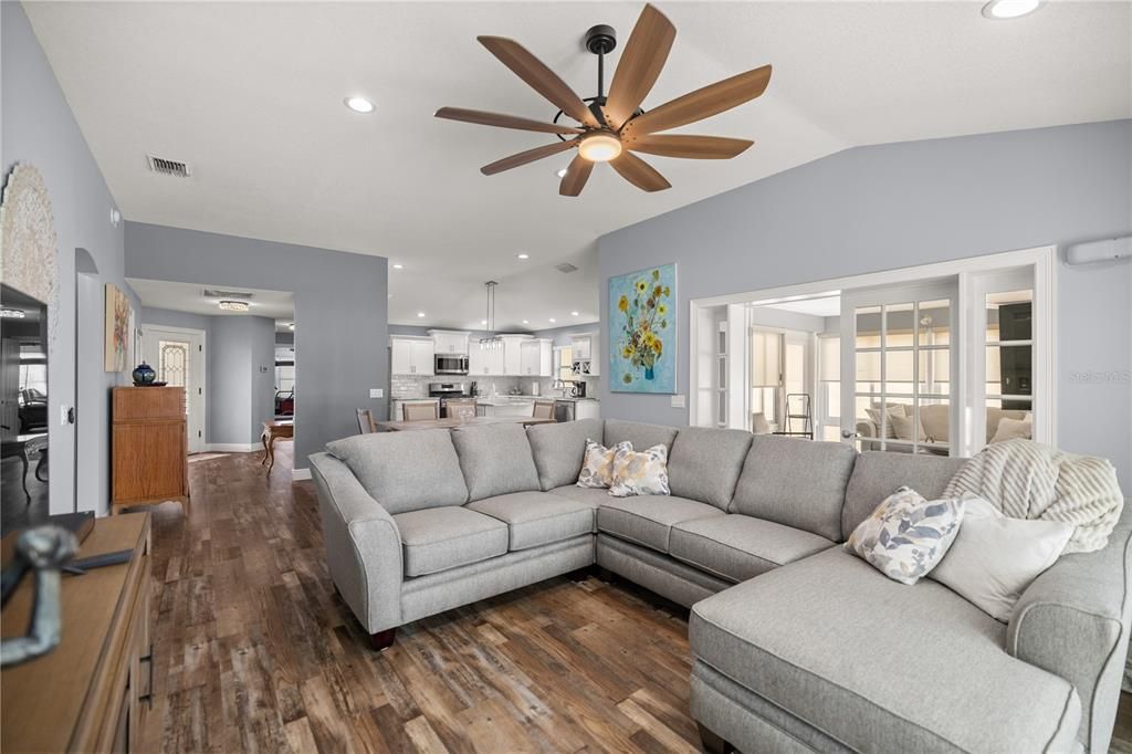 Active With Contract: $750,000 (3 beds, 2 baths, 1612 Square Feet)