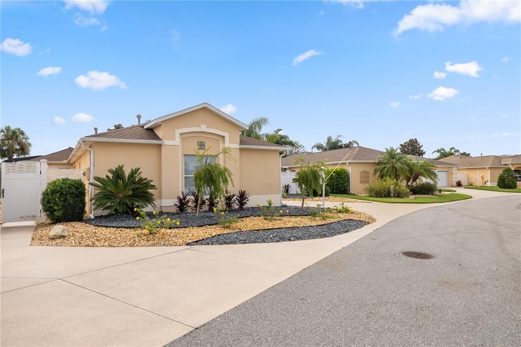 Active With Contract: $750,000 (3 beds, 2 baths, 1612 Square Feet)