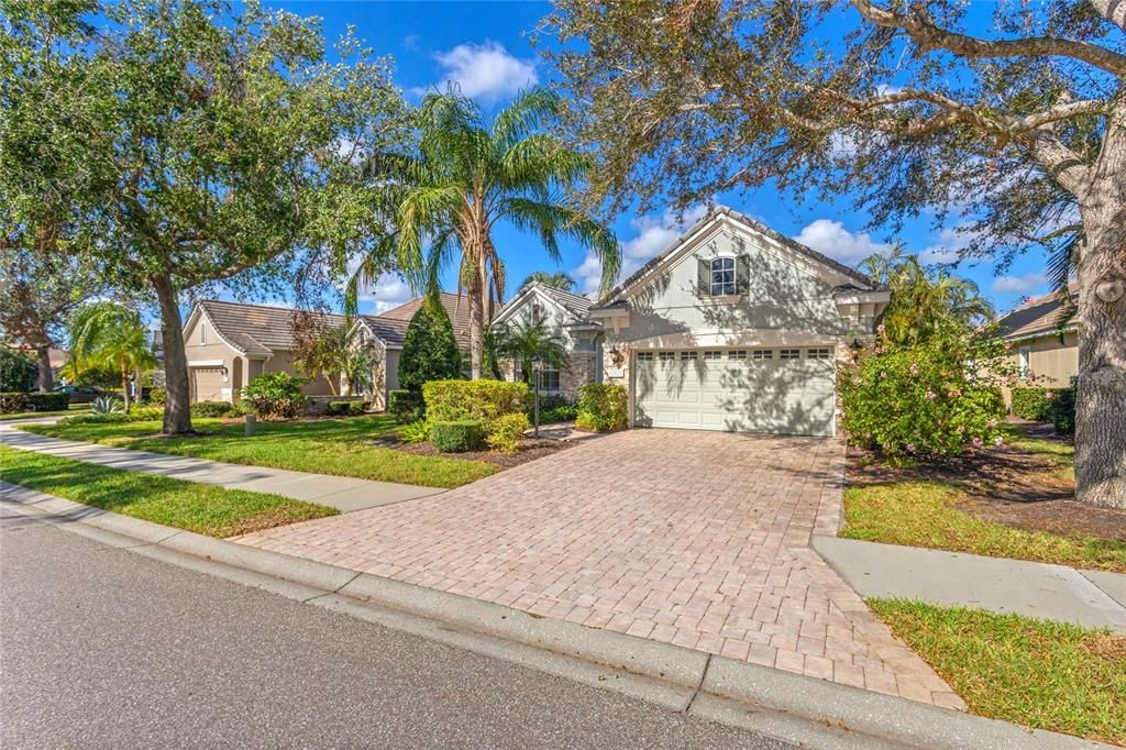 For Sale: $999,000 (3 beds, 2 baths, 2116 Square Feet)