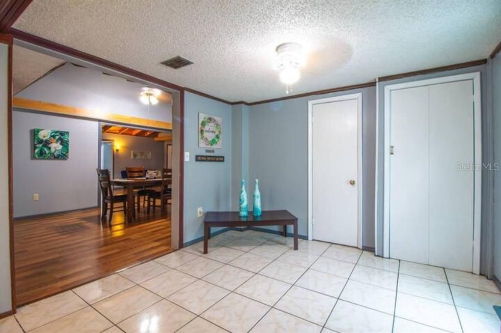 For Rent: $3,000 (2 beds, 1 baths, 2787 Square Feet)