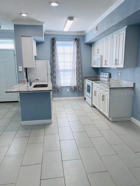 For Sale: $224,900 (1 beds, 1 baths, 904 Square Feet)