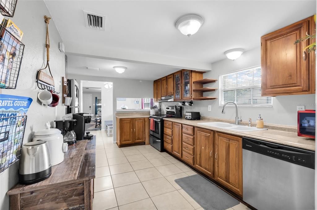 For Sale: $345,000 (3 beds, 2 baths, 1078 Square Feet)