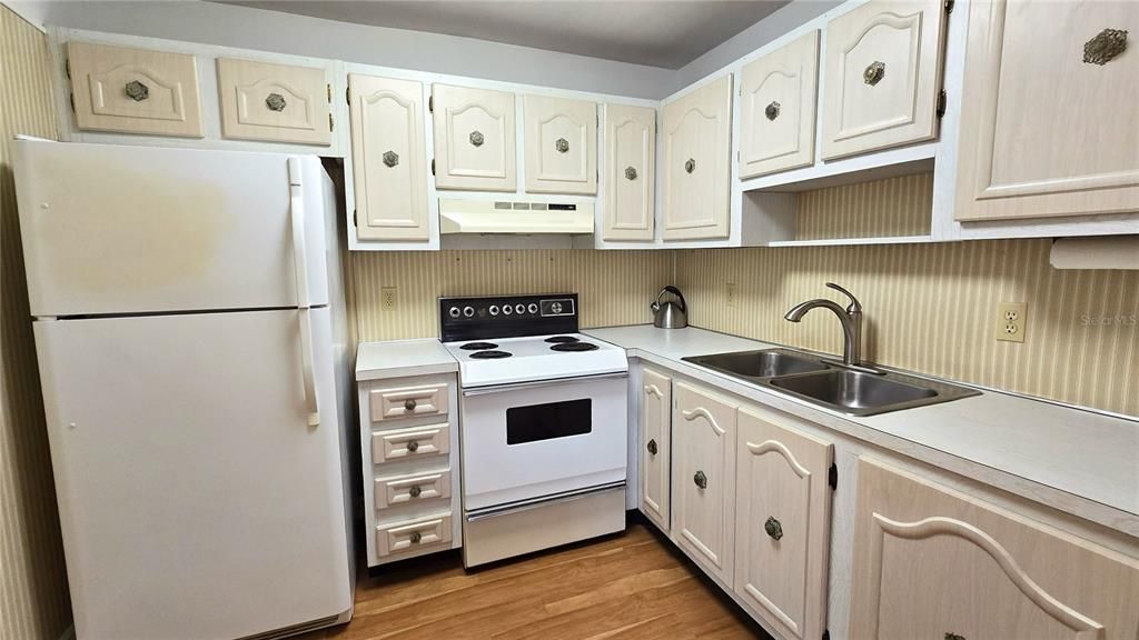 For Sale: $130,000 (1 beds, 1 baths, 779 Square Feet)