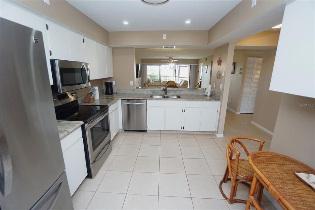 For Sale: $248,900 (2 beds, 2 baths, 1390 Square Feet)